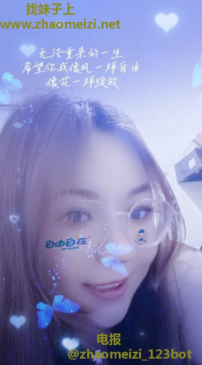 肥臀眼镜少妇