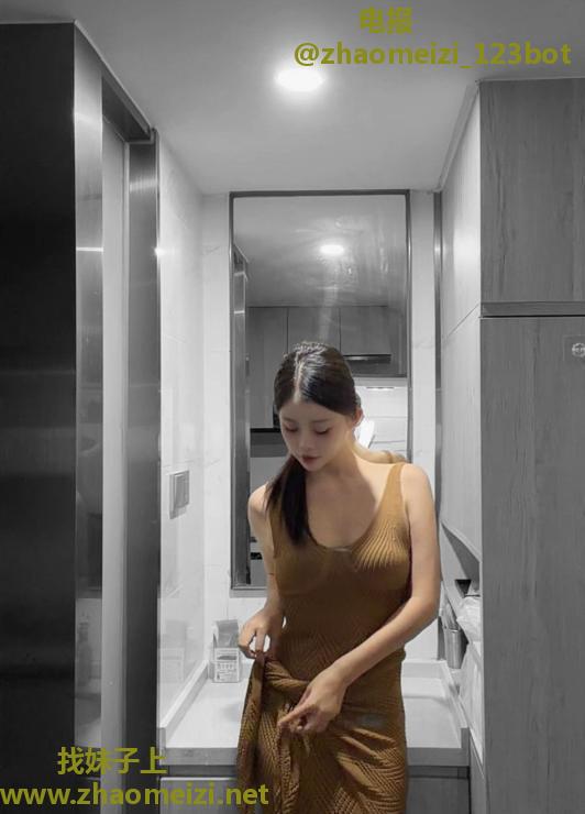 高挑性感翘臀美女