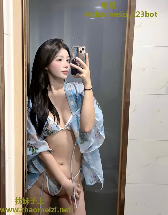 高挑性感翘臀美女