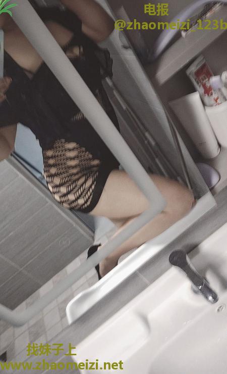 二刷熟女性感大白奶