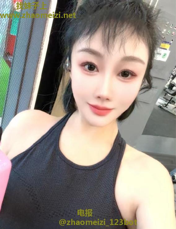 蜜桃臀兼职小姐姐