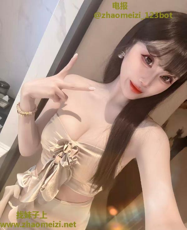 170丰满女模能舌吻