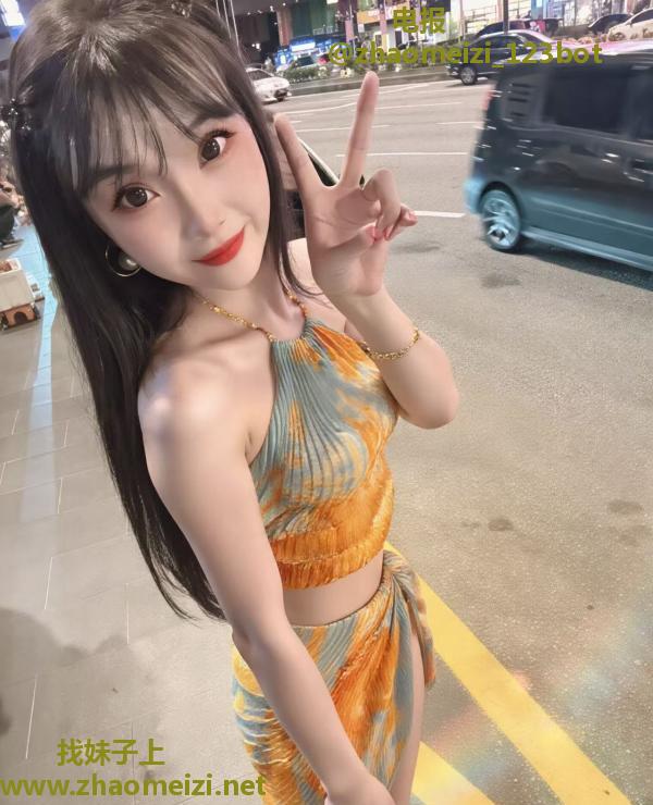 170丰满女模能舌吻