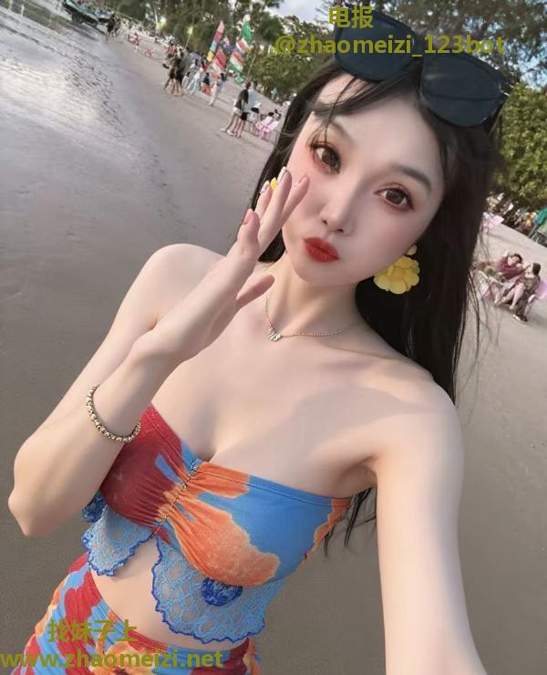 170丰满女模能舌吻