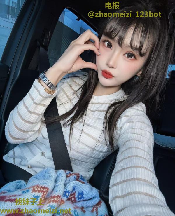 170丰满女模能舌吻