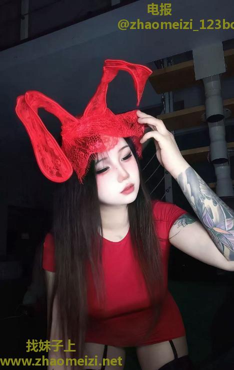 纹身小太妹