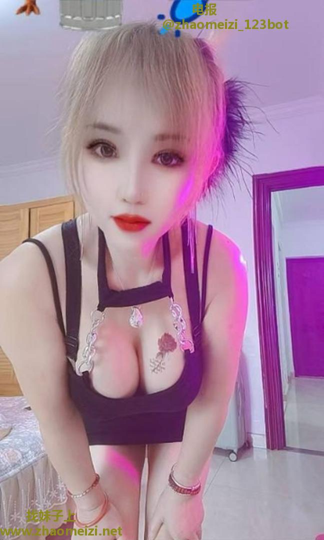 甜妹黑丝粉乳制服诱惑