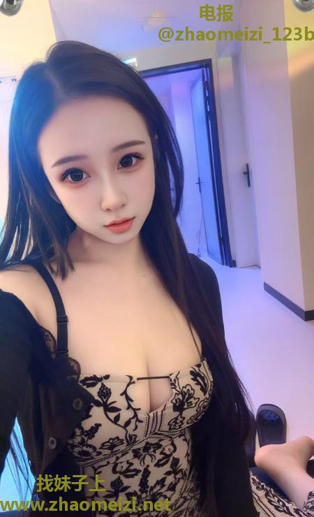 大胸风骚小姐姐