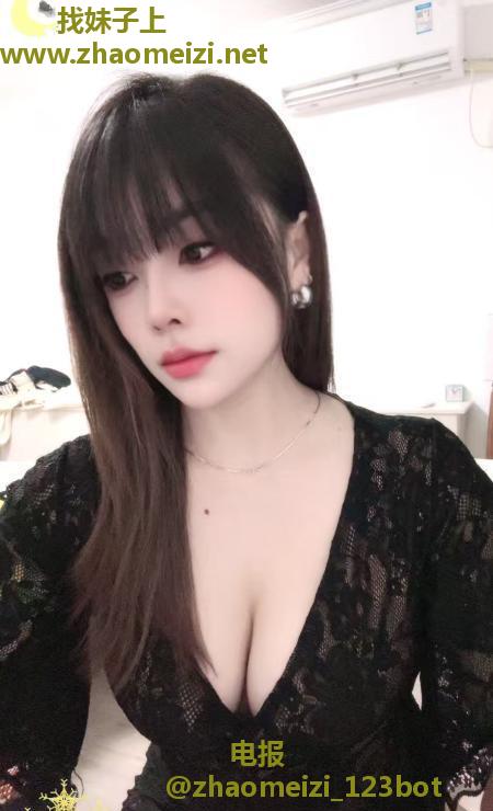 纹身冷白皮少妇