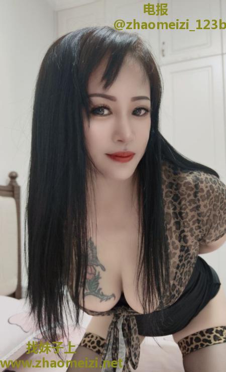 豹纹大胸风骚熟女