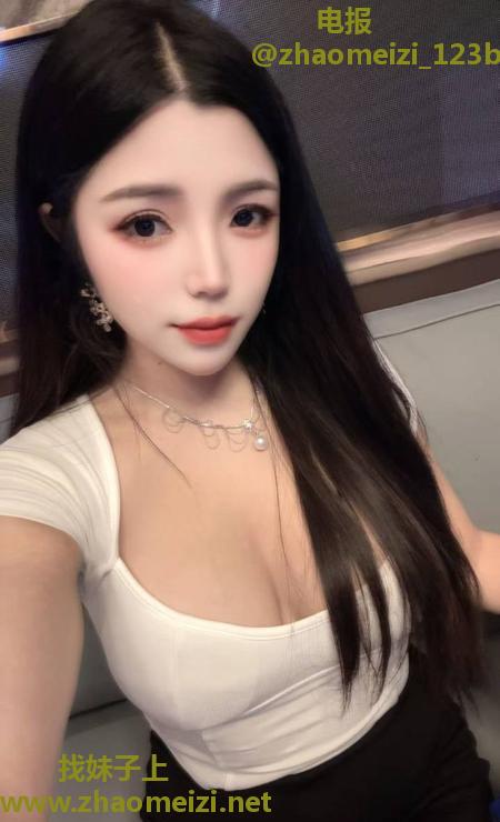 吴中白皙大胸御姐小如
