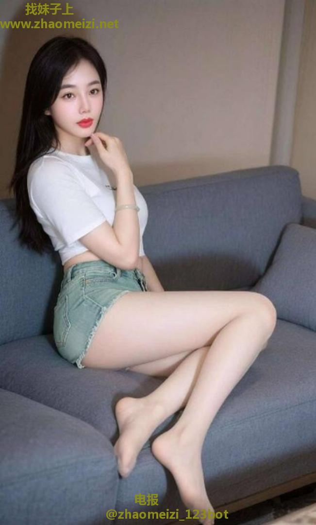 大胸粉粉制服小骚货