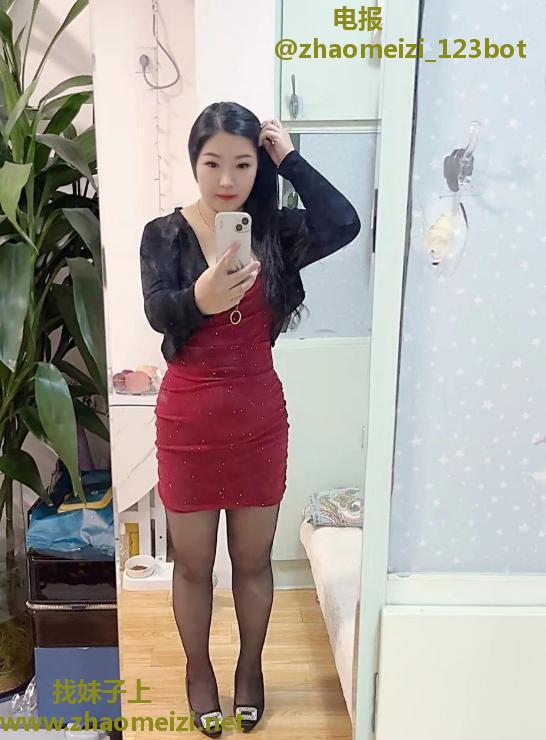 舌吻丰满大臀少妇