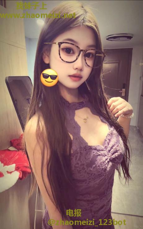 反差美女萌萌