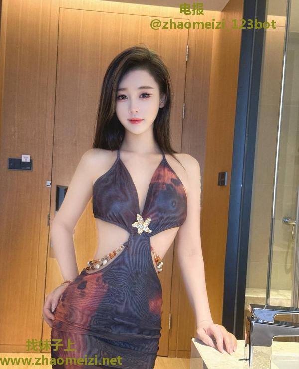 反差女友翘臀萱萱