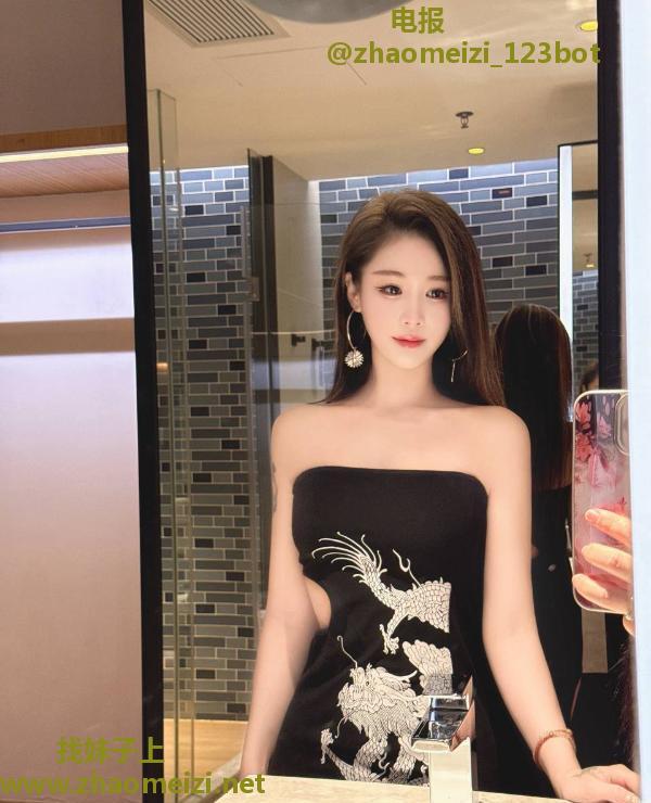 反差女友翘臀萱萱