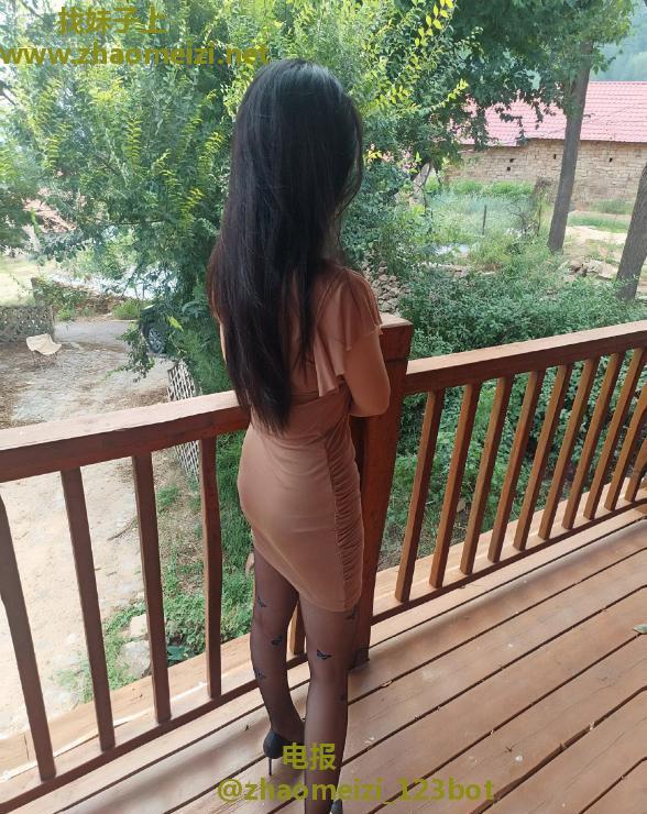 丝袜野战少妇