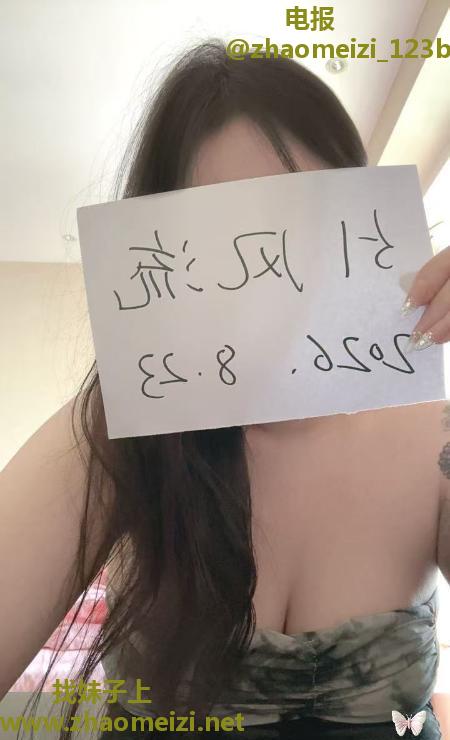 年轻微胖大胸喷水妹