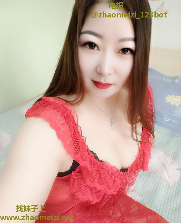 丰满白皙翘臀熟女