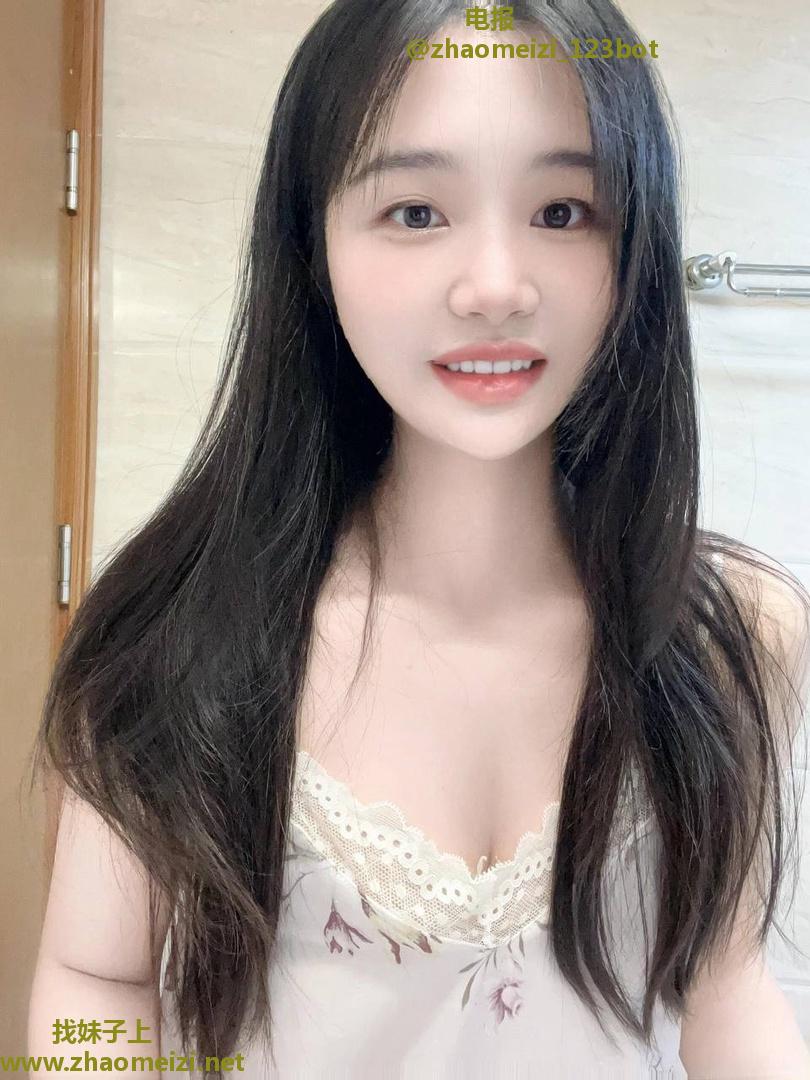 白嫩大胸性感翘臀老师