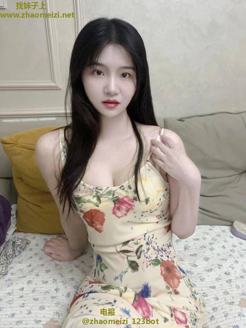 白嫩大胸性感翘臀老师