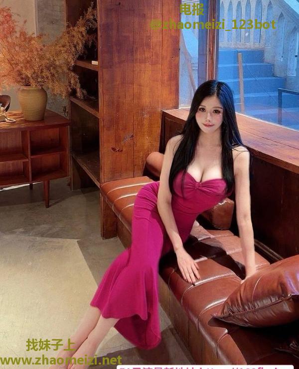 白嫩大胸性感翘臀老师