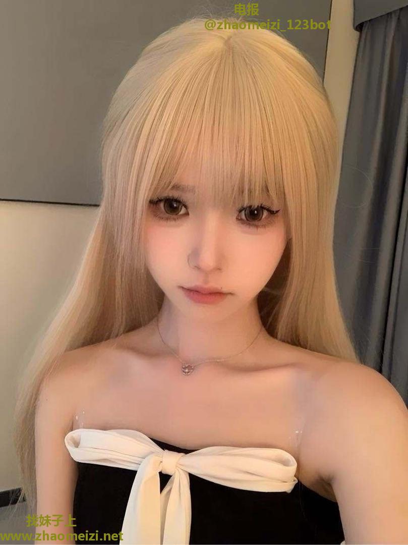 服务系细腰翘臀小姐姐 