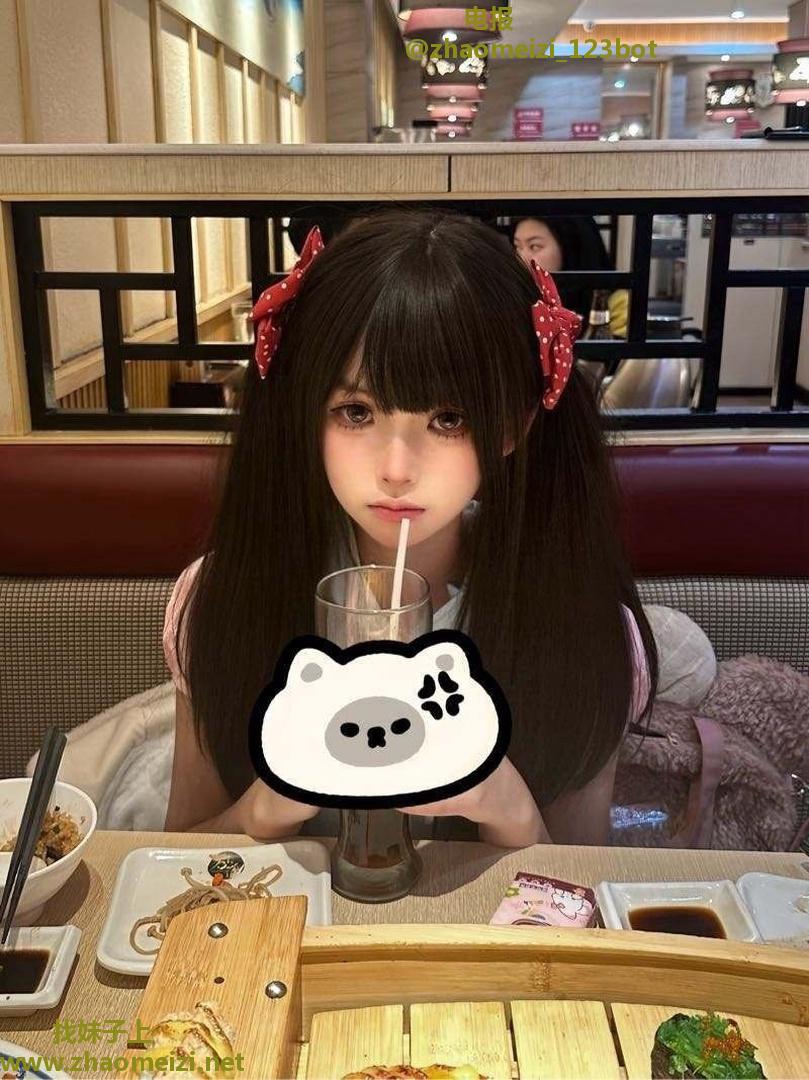 服务系细腰翘臀小姐姐 
