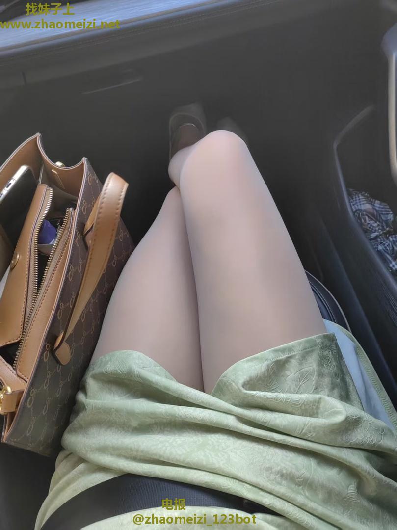 江宁大长腿气质御姐