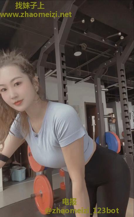 前凸后翘健身骚妇