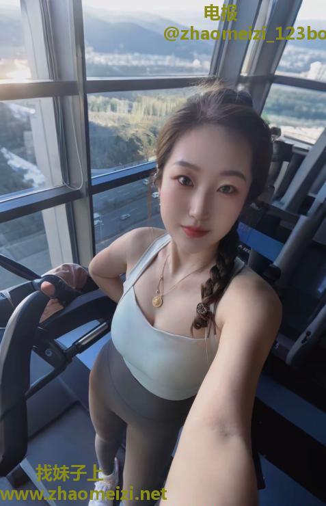 前凸后翘健身骚妇