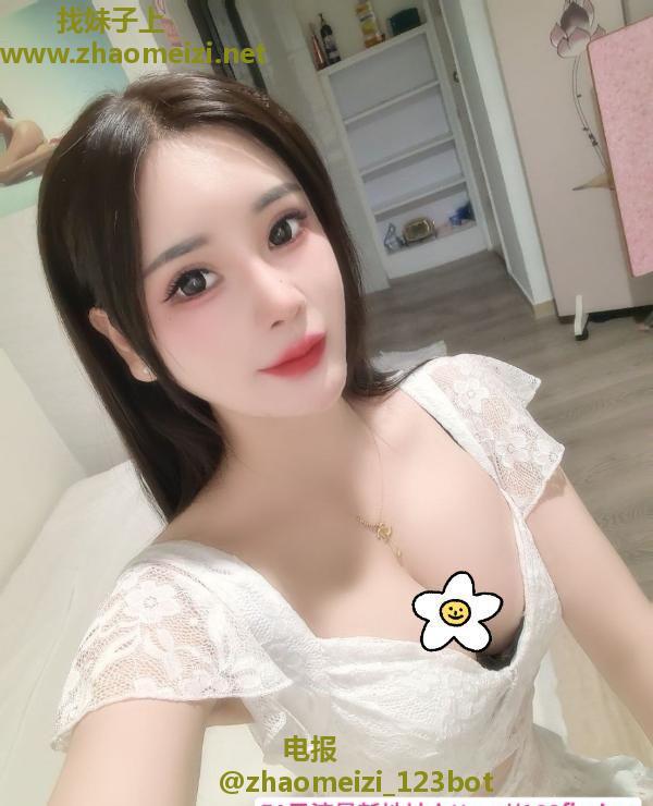 前凸后翘妹子