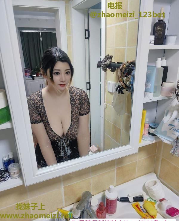 大奶小妮子