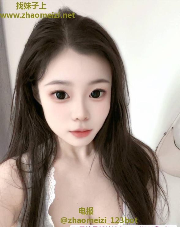 白嫩美眉竹竹