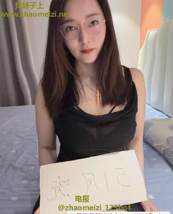 清纯服务闷骚女