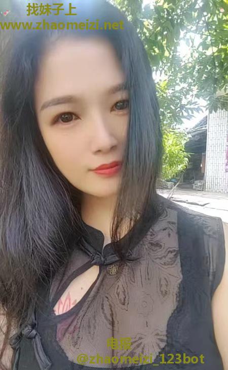 美臀巨乳少妇