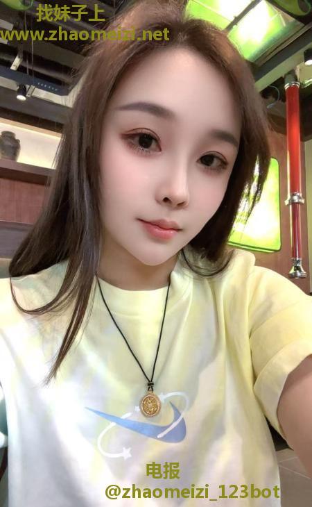 可舌吻骨感美女