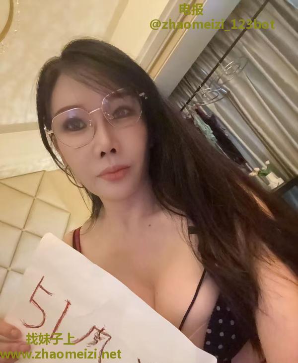 大胸眼镜少妇
