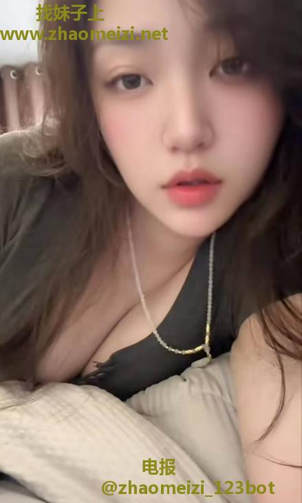 丰满性感小骚货