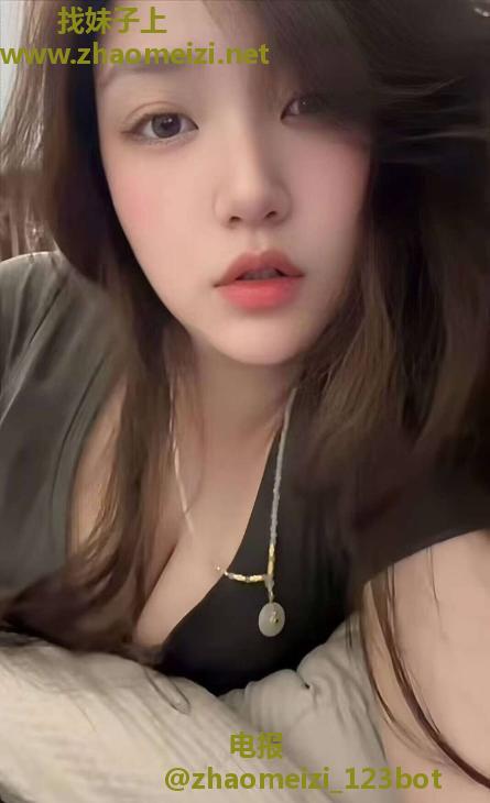 丰满性感小骚货