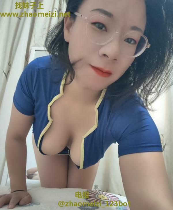 美乳骚熟女