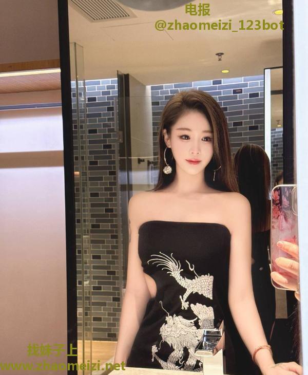 前凸后翘S型身材萱萱