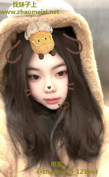 花奶纹身坦克小妹