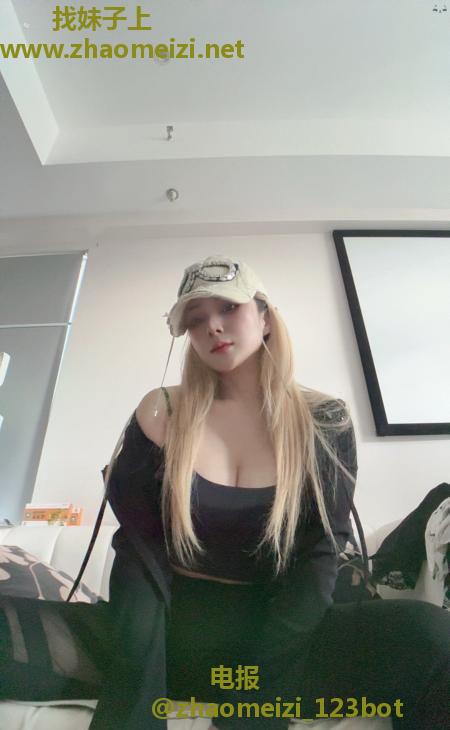 个人居家中项口爆美女