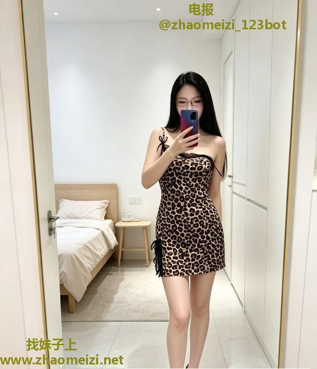 兼职闷骚眼镜御姐