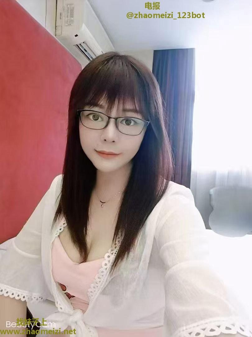 肤白貌美小姐姐