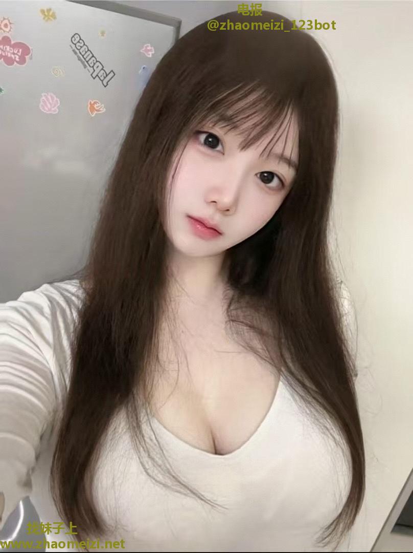 小店美乳翘臂少妇