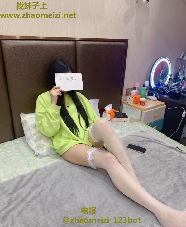 江岸的长腿大美嫩妹