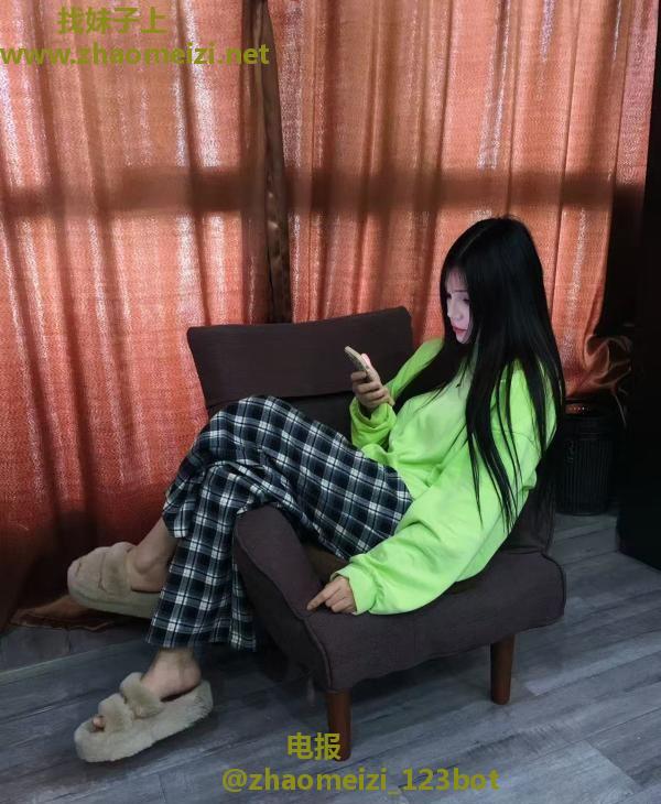 江岸的长腿大美嫩妹