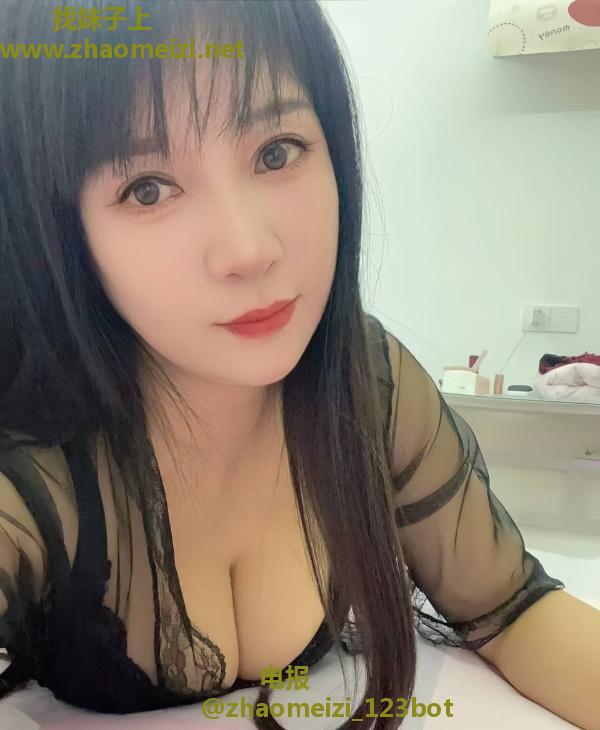 大奶黑丝诱惑熟女